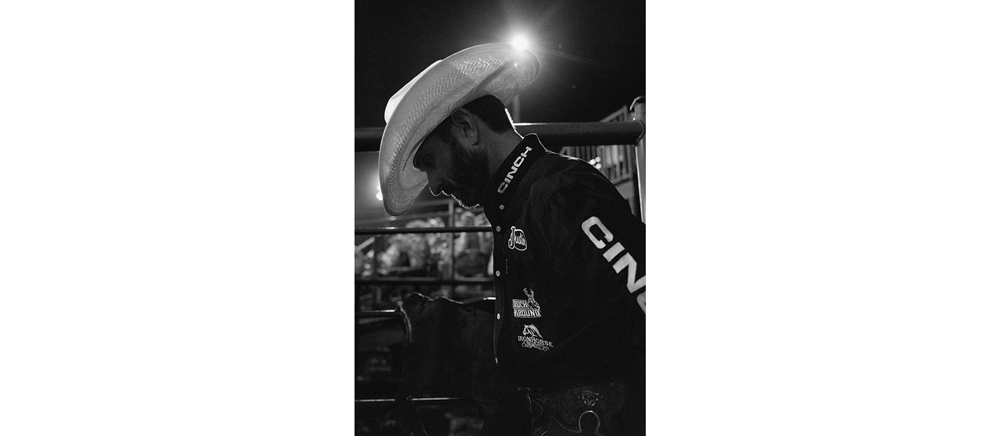 Un hombre con sombrero de vaquero en un rodeo.